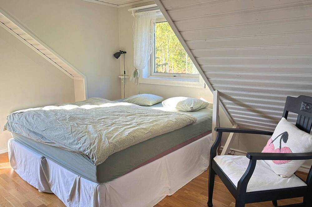 Hus Bubbarsbo – Familienferienhaus am See mit Garten & Kanu in Kolsva in Skinnskatteberg, Västmanland