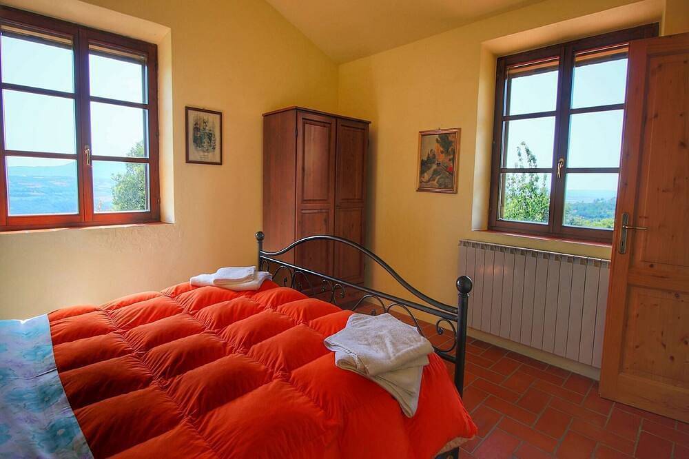 Farmhouse in Paciano near Monte Pausillo Park in Paciano, Perugia Province