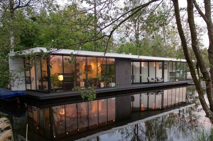 Een prachtige eigentijdse ontworpen woonboot. in Giethoorn, Nationaal Park Weerribben-Wieden