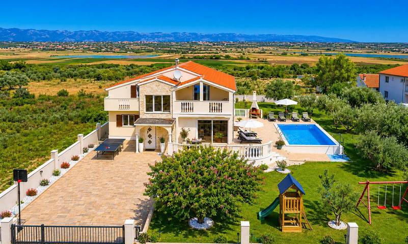 Chalet para 8 personas, con jardín además de balcón y jacuzzi - 1