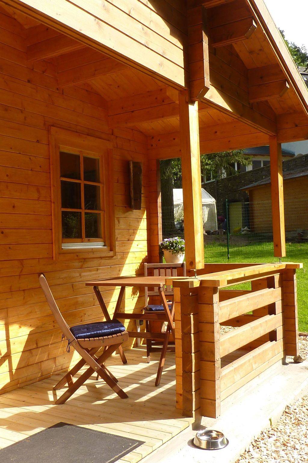 Holz-Blockhaus für vier Personen mit Terrasse in Beltheim, Hunsrück