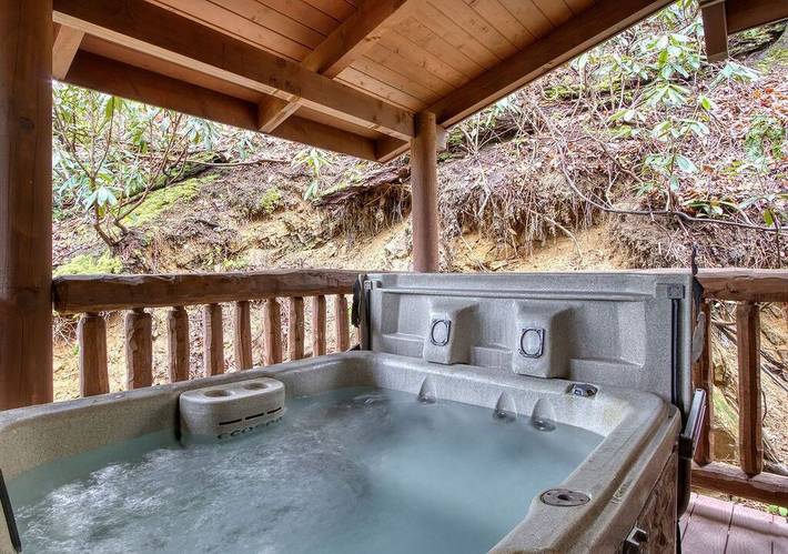 Chalet for 10 people, with hot tub and yard as well as pool in Gatlinburg