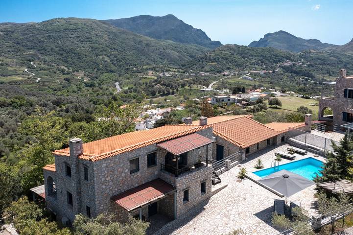 Ferienhaus für 12 Personen, mit Balkon und Terrasse sowie Garten und Pool