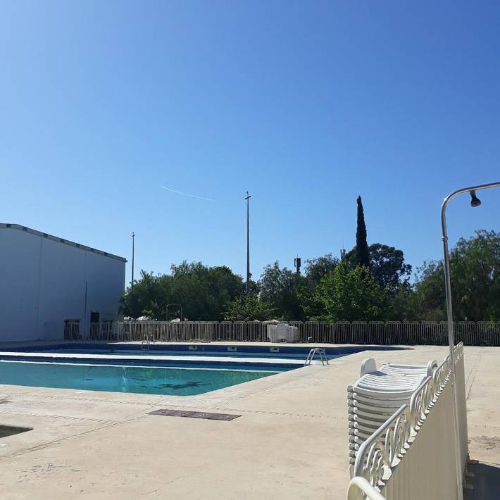 Appartement de vacances pour 4 personnes, avec vue et balcon ainsi que piscine et bassin pour enfant