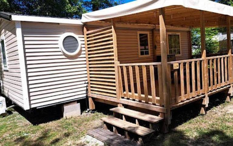 Location de vacances pour 6 personnes, avec piscine et vue ainsi que terrasse et jardin à Casteil