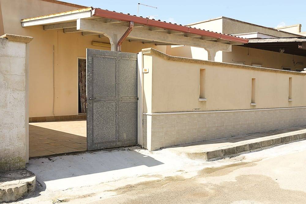 Ganze Wohnung, Seafront villa Rossella with veranda p car in Porto Cesareo, Golf von Tarent