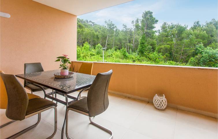 Entire holiday apartment, Charming 2km from Strobec Beach: WiFi, AC, Parking & Terrace in Podstrana, Split-Dalmatia