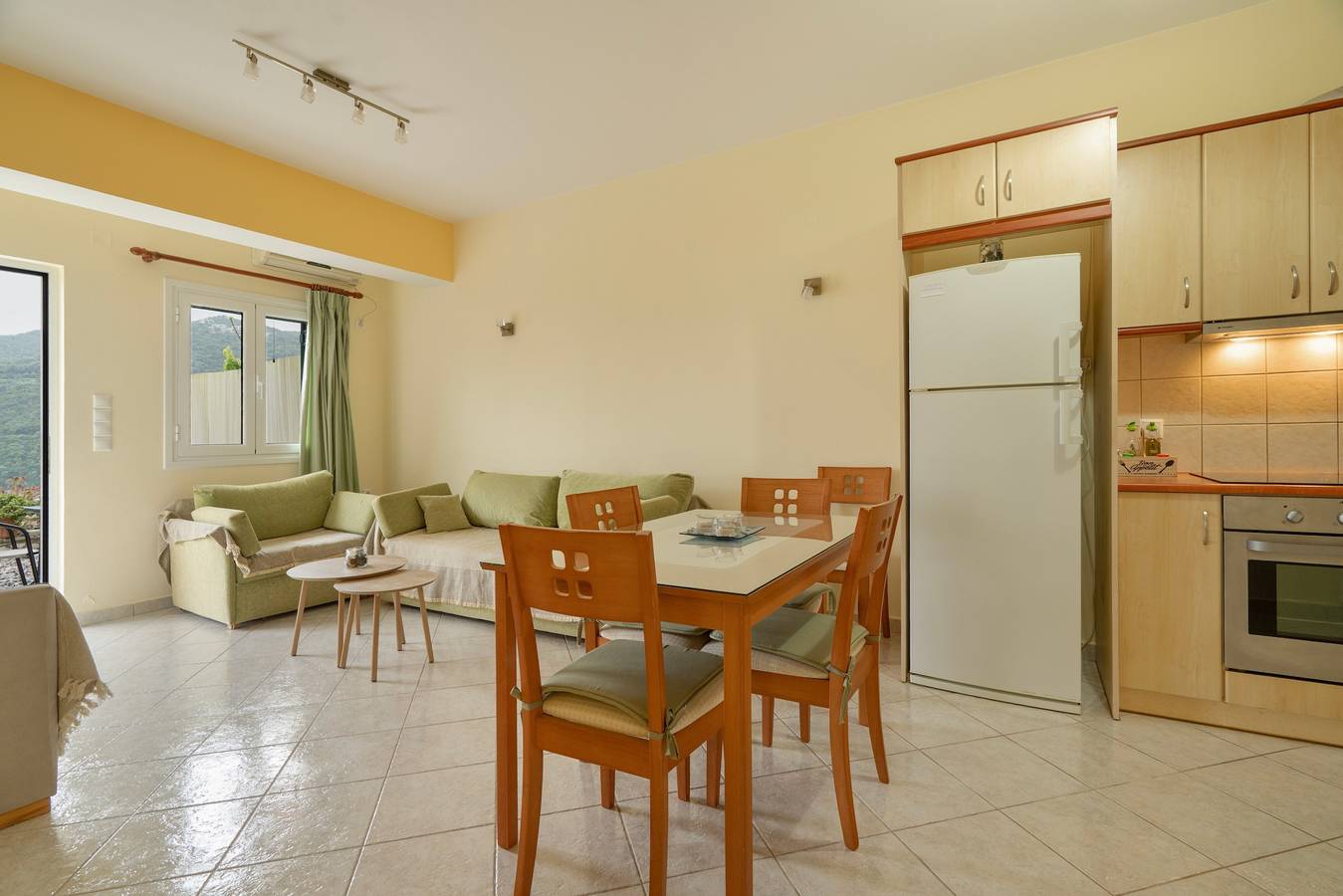 Appartement entier, Appartement 'Vardia Room' avec vue mer, Wi-Fi et climatisation in Poros (Leucade), Grèce