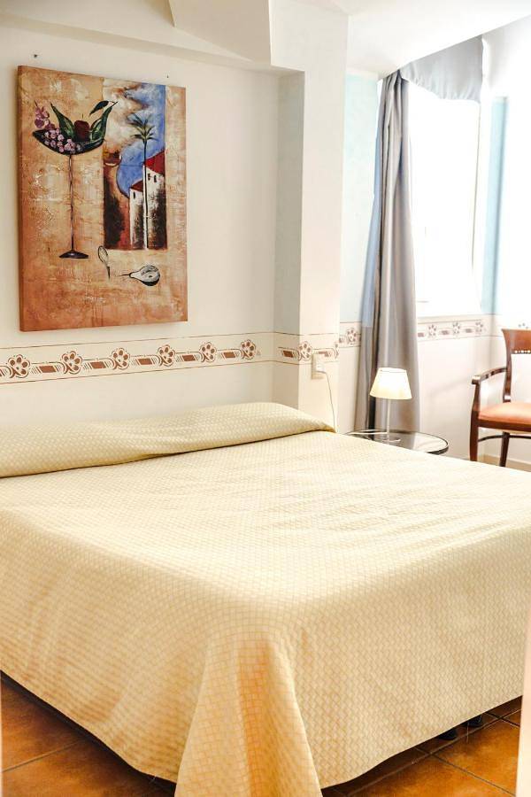 Hôtel pour 3 personnes, avec vue sur le lac ainsi que piscine et jardin, animaux acceptés dans Brusimpiano - 4