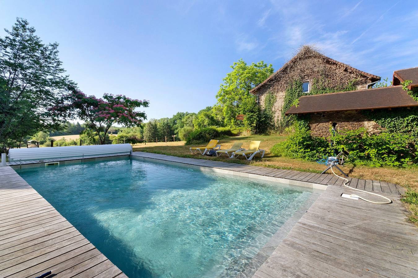 Gîte spacieux et lumineux au cœur du Périgord, terrasse, piscine & nature in Angoisse (Dordogne), Périgord Vert