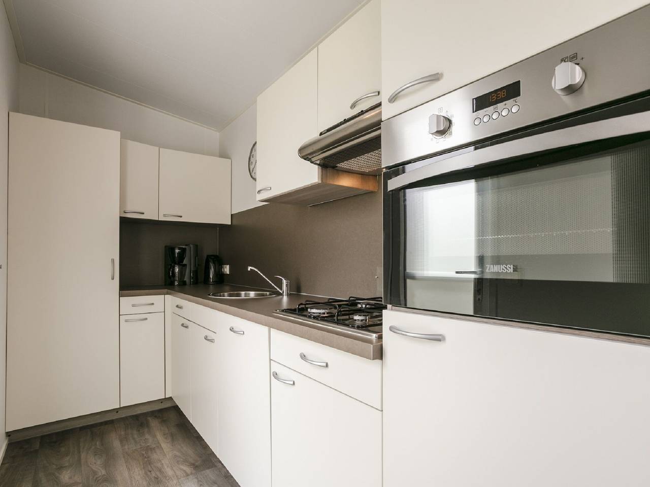 Zonovergoten chalet bij de vijver in Lochem, Achterhoek