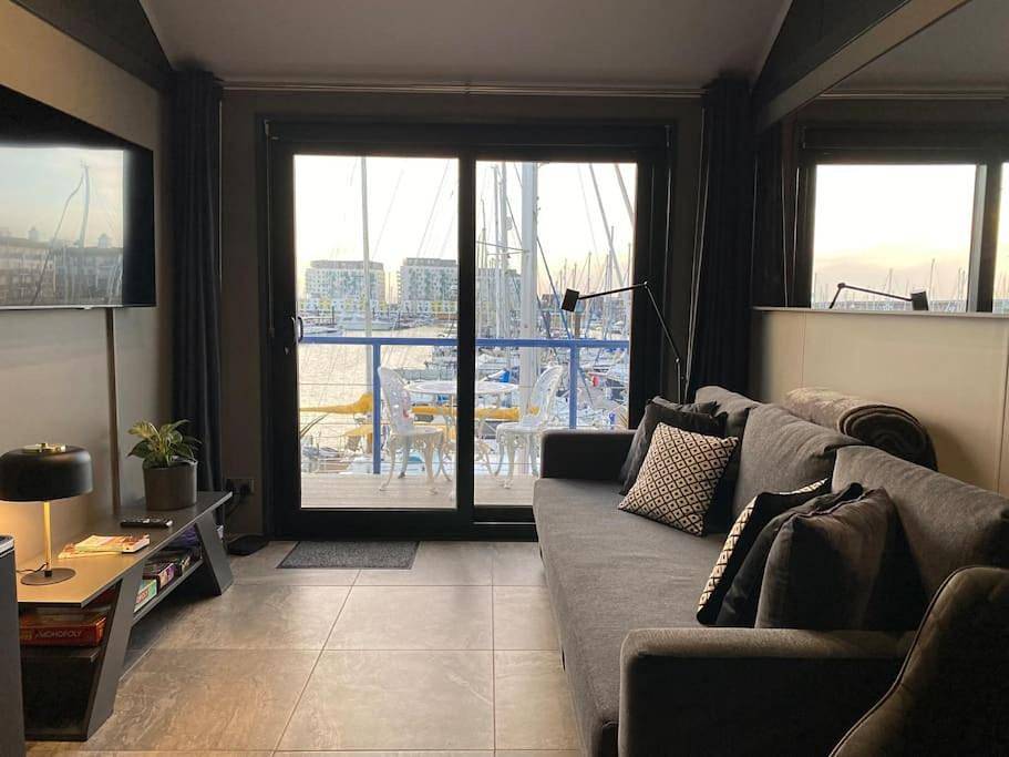 Entire apartment, Seascape - Floating Home at Brighton Marina with free Parking in Brighton Marina, Brighton