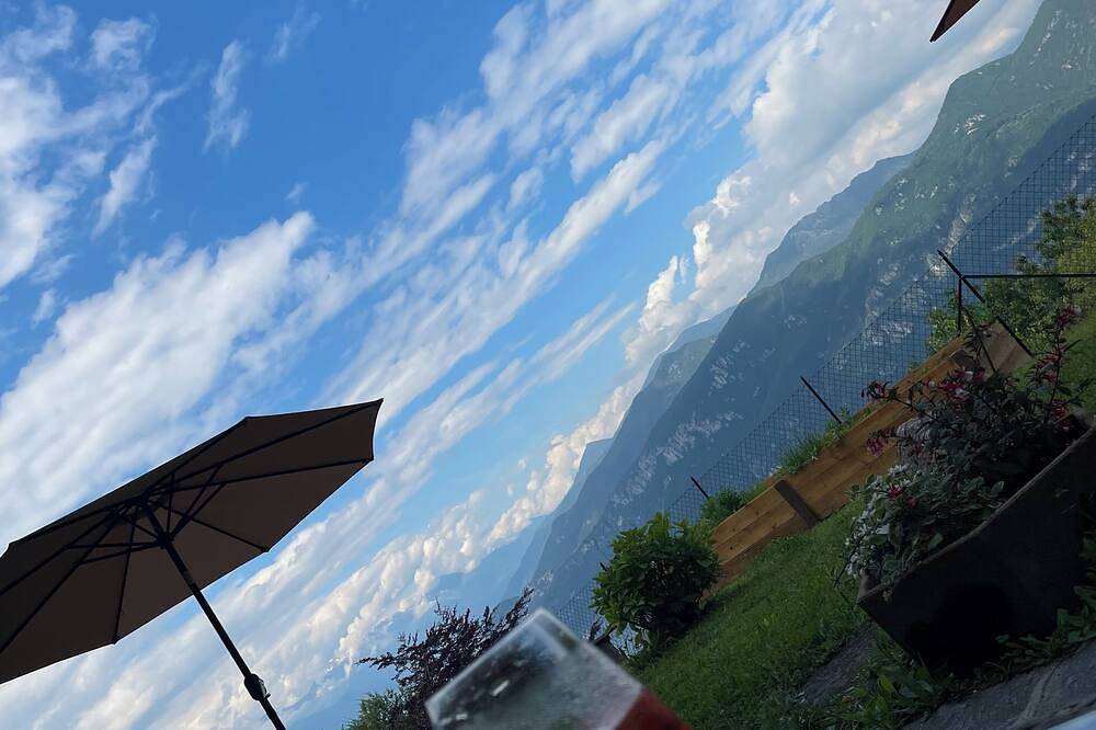 Villa D'Alba with spectacular views of the mountains and Lake Como Queen Suite in Civenna, Comune di Bellagio