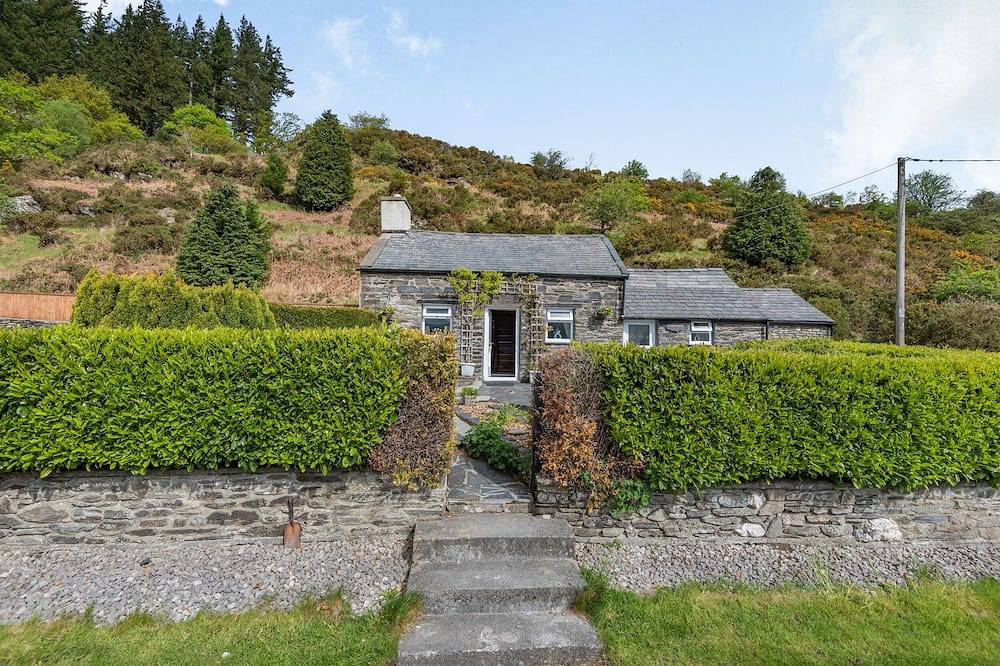 Henrhiw Bach, pet friendly, character holiday cottage in Penmachno in Penmachno, Snowdonia