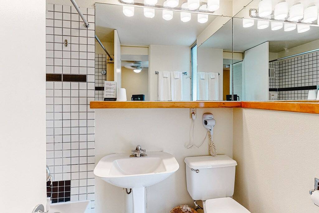 Main St. gem - pool & hot tub - walk to lifts, dog-friendly, third floor in Aspen, Aspen Snowmass