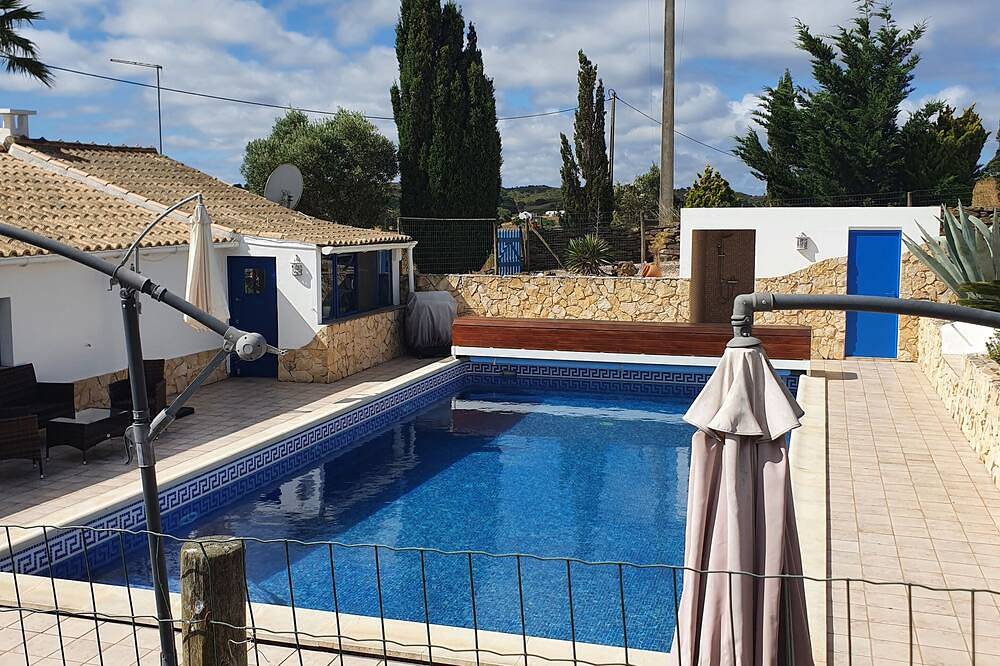 Holiday home with garden and pool, quietly located in a nature reserve in Bordeira, Naturpark Südwest-Alentejo und Costa Vicentina