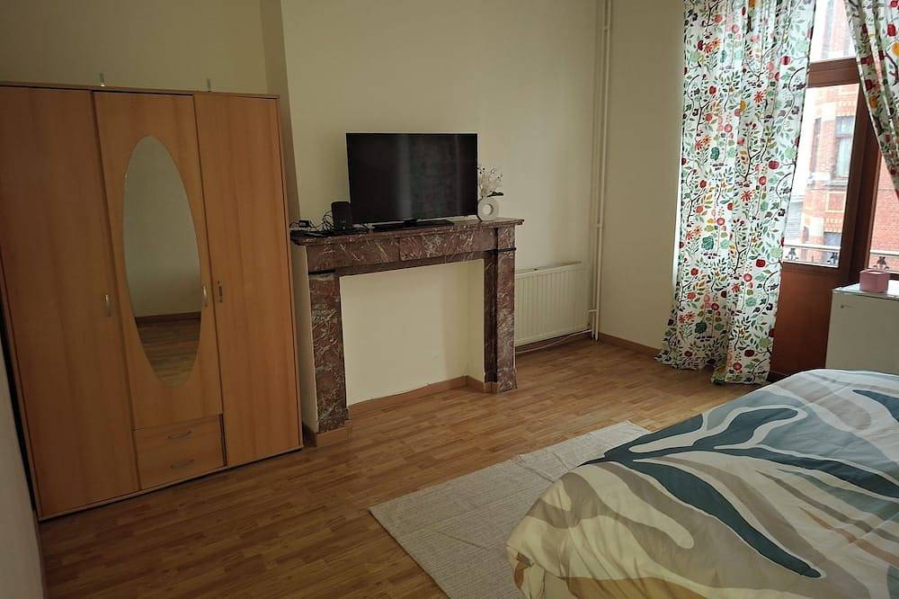 Large, bright bedroom in Molenbeek-Saint-Jean, Fiandre