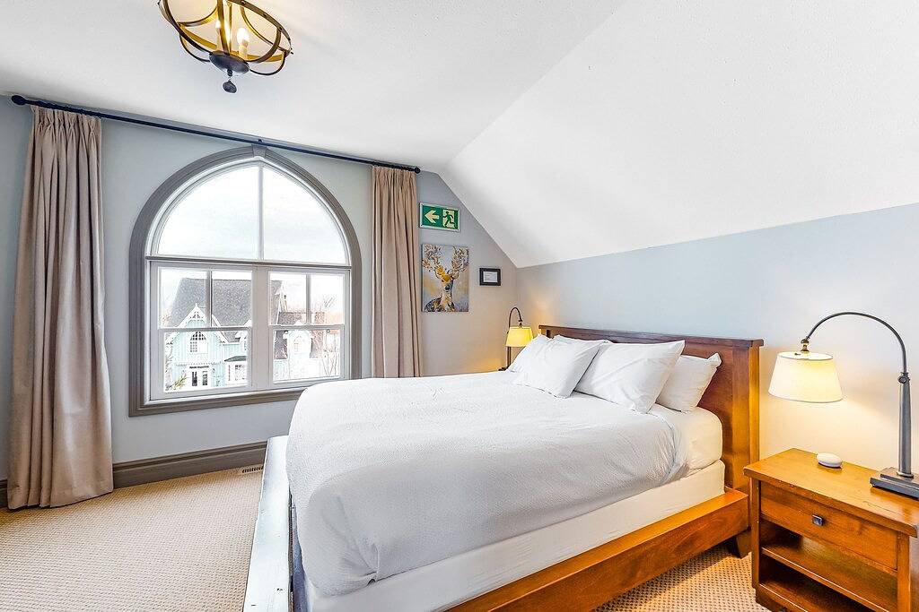 Ganze Wohnung, Beautiful Home w/ Free Wifi, Fireplace, Private Washer/Dryer, and Shared Pool in Blue Mountain (Ontario), Huronsee (Kanada)