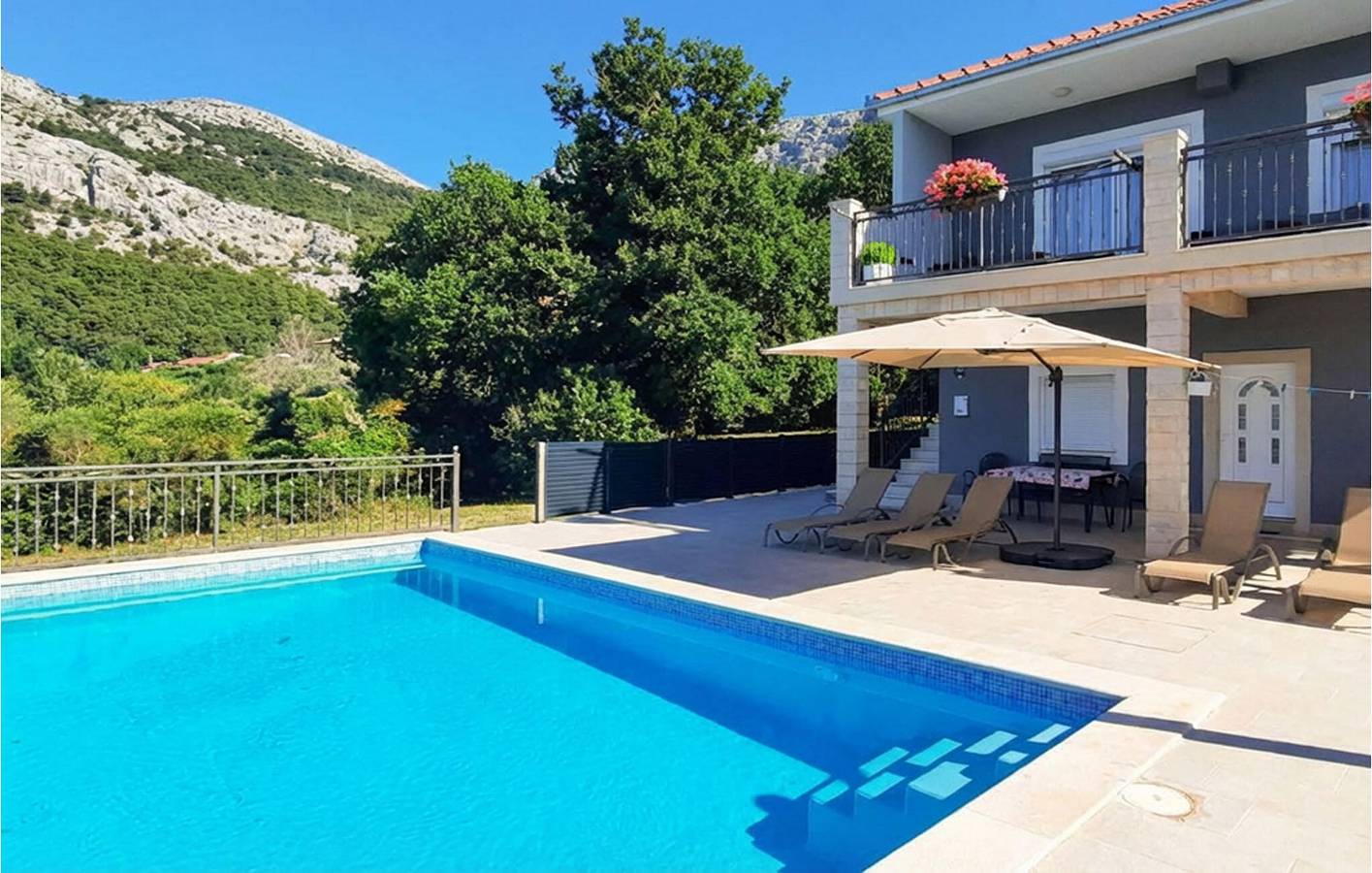 Elegantes Apartment mit 2 Schlafzimmern und Pool in der Nähe von Solin und Klis in Solin, Split-Dalmatien