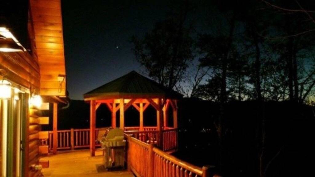 Shooting Star Ridge: A cozy 2-bedroom cabin in Whittier, Nc in Qualla, Jackson County