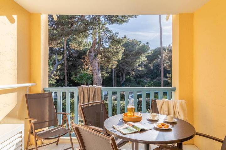 Location de vacances pour 4 personnes, avec jardin ainsi que piscine et vue dans Plage La Badine - 4