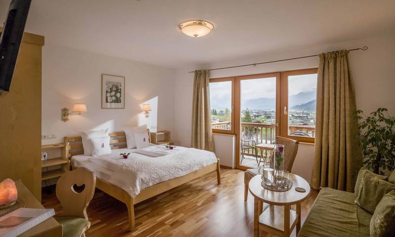 Hotel für 10 Personen, mit Balkon und Terrasse sowie Garten und Pool in Oberndorf in Tirol - 4
