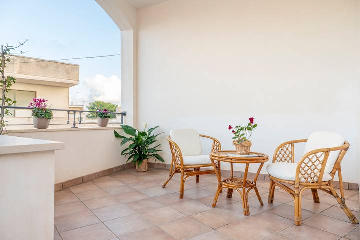 Entire apartment, Apartment 'Casa Vacanza La Civetta' with Private Terrace, Balcony and Air Conditioning in Castri di Lecce, Lecce Province