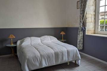 Gîte pour 2 personnes, avec piscine à Chalais