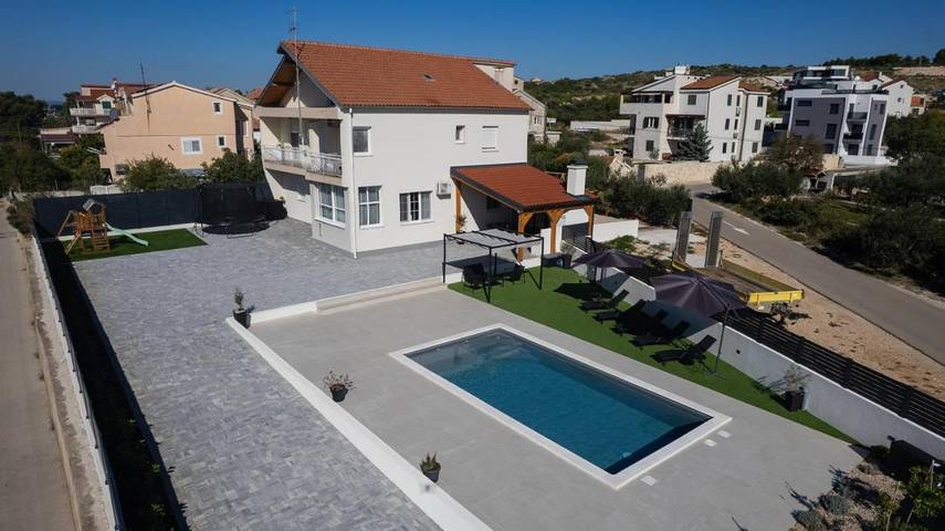 Villa pour 9 personnes, avec piscine et jardin, animaux acceptés à Brodarica - 4