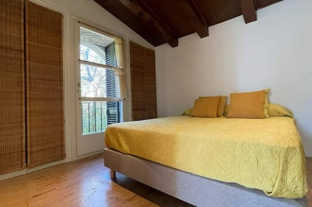 550 m2 house with swimming pool, porch, barbecue, gardens in a 8,000 m2 property. in Supermaresme, Sant Vicenç de Montalt