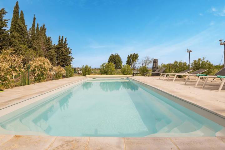 Location de vacances pour 10 personnes, avec Balcon et Jacuzzi ainsi que Terrasse et Jardin à Ouveillan