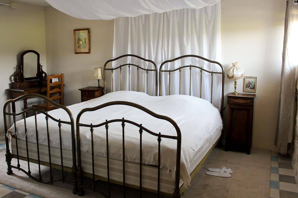 Appartement entier, Gîtes de charme au Mas de Soleil (Gîte \"Tradition\") in Goudargues, Région de Nîmes