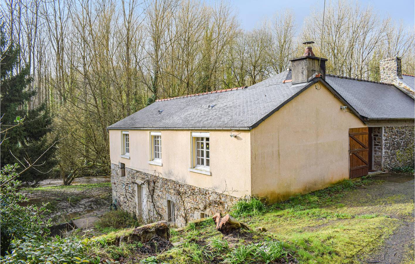 Appartement avec jardin près de la rivière et du centre ville avec parking et Internet in La Roche-Jaudy, Région de Lannion