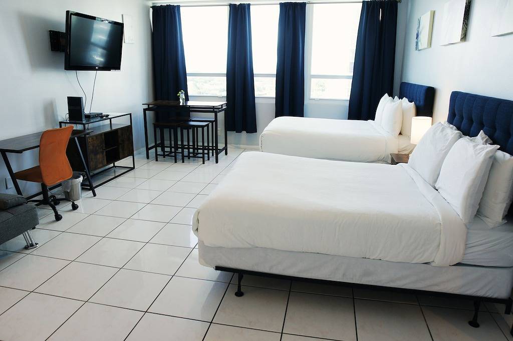 Ganze Wohnung, Castle 705 Corner Apartment with Free Parking, Gym, Pool, Tennis and Direct Beach Access! in Atlantic Heights, Miami Beach