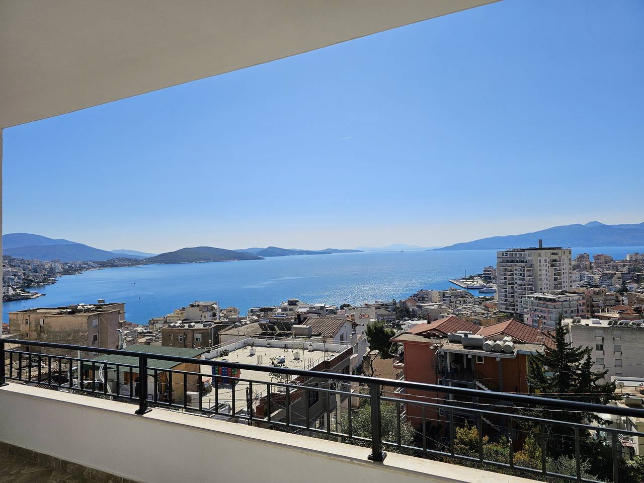 Hel lägenhet, Lägenhet för 5 Personer med balkong in Saranda, Vlora