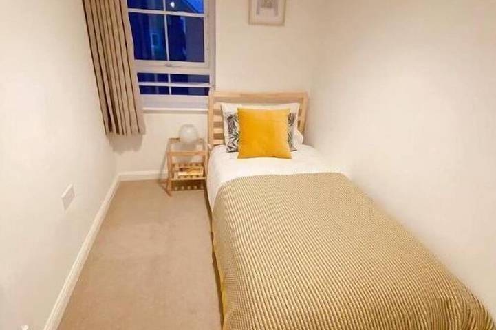Serenity by the Canal House near City Centre with 2 Parking ( Sleeps 5 ) in Coventry, Birmingham y alrededores