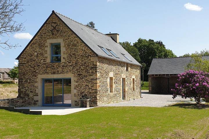 Gîte pour 8 personnes, avec Terrasse ainsi que Jardin et Vue à Merléac