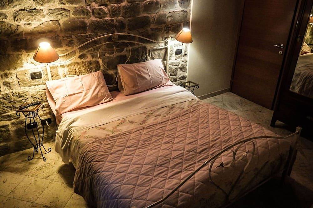 Country House / Farm House in Forcella with 2 bedrooms sleeps 5 in Roccafluvione, Monti Sibillini National Park