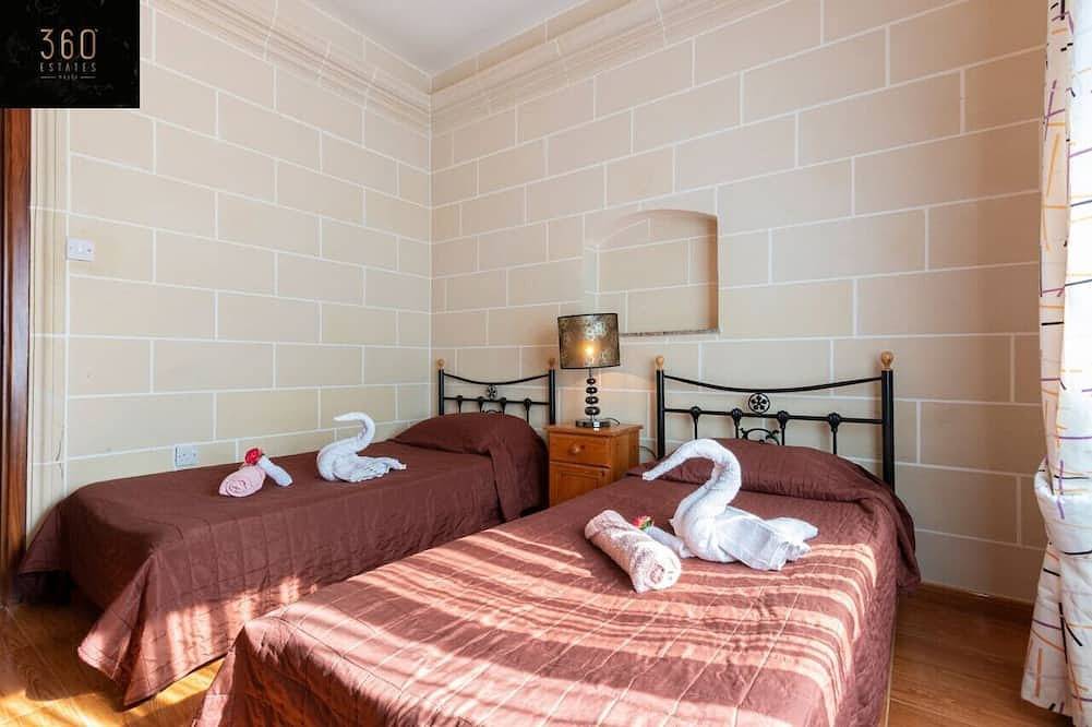 Huge Villa with Pool, Bbq and Spectacular Views in il-Mellieha, Mellieha