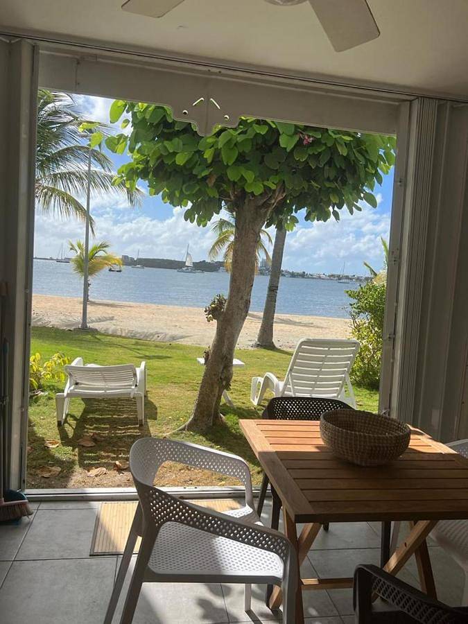 Gîte pour 2 personnes, avec jardin ainsi que terrasse et piscine dans Nettlé Bay