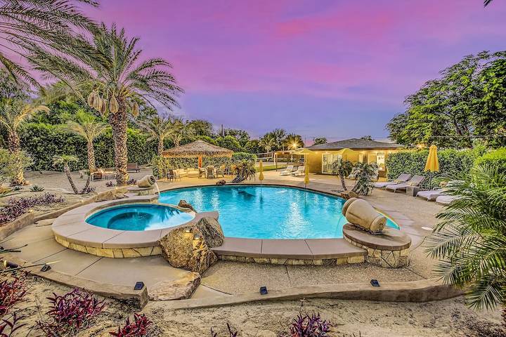 Vacation rental for 14 people, with hot tub and yard in Bermuda Dunes