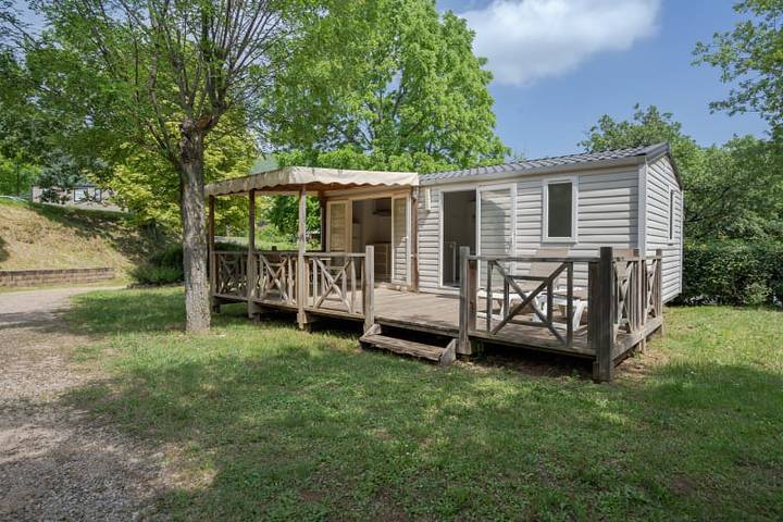 Caravane pour 4 personnes, avec Balcon/Terrasse et Terrasse ainsi que Jardin et Sauna