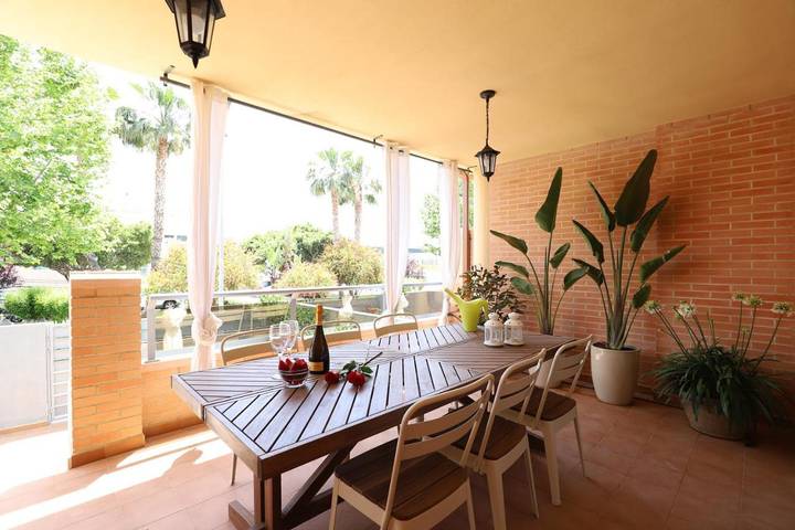 Apartamento de vacaciones para 8 personas, con vistas además de terraza y jardín - 1