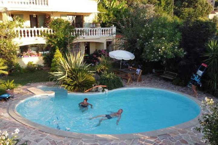 Appartement de vacances pour 4 personnes, avec jacuzzi ainsi que piscine et jardin
