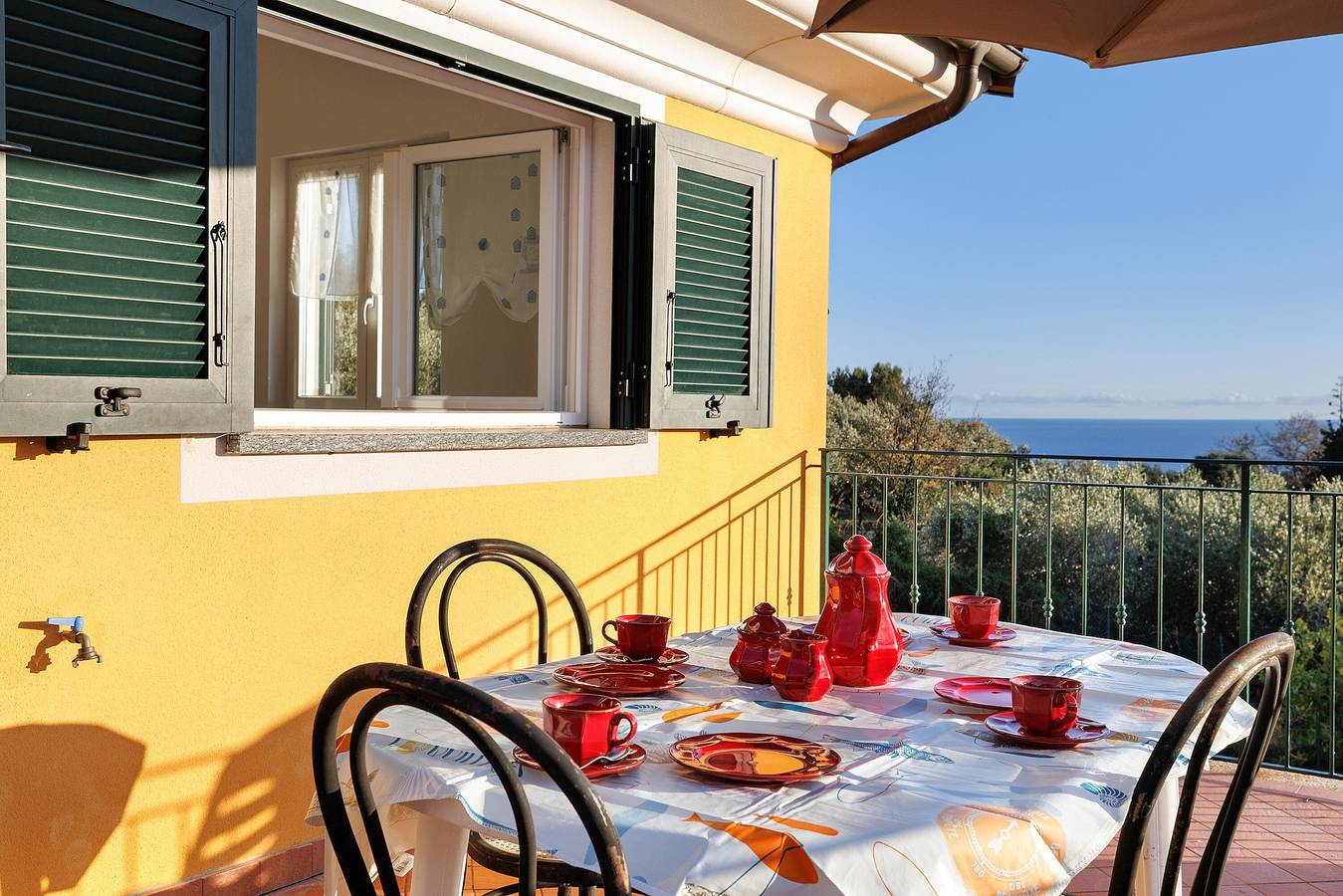 Entire apartment, ‘Acacia’ Apartment with Sea View, Wi-Fi and Air Conditioning in Ceriale, Riviera di Ponente