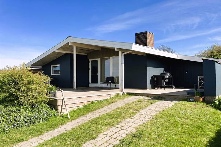 Ferieudlejning for 8 personer, med sauna og terrasse såvel som jacuzzi og have i Bogense