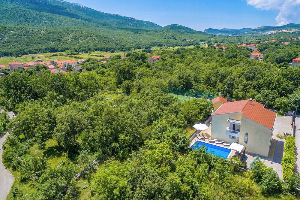 Luxury villa with heated pool & spa near Split in Dugopolje, Dalmatinisches Zagora