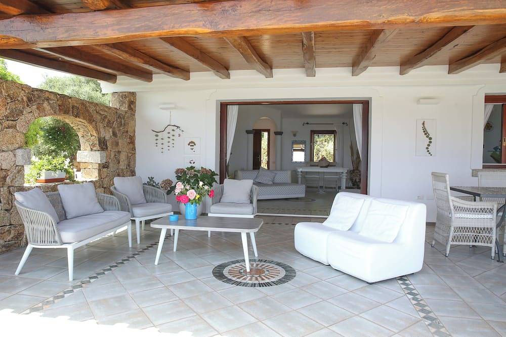 Detached house with beautiful sea view terrace in Porto Ainu, Baia Sant'Anna