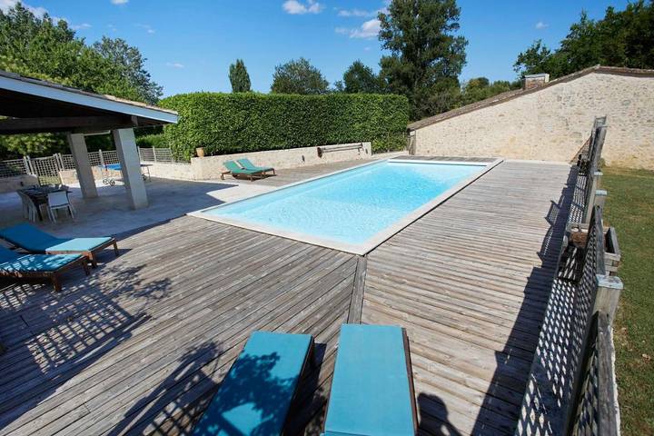 Location de vacances pour 6 personnes, avec Terrasse ainsi que Jardin et Piscine à Guillac (Gironde)