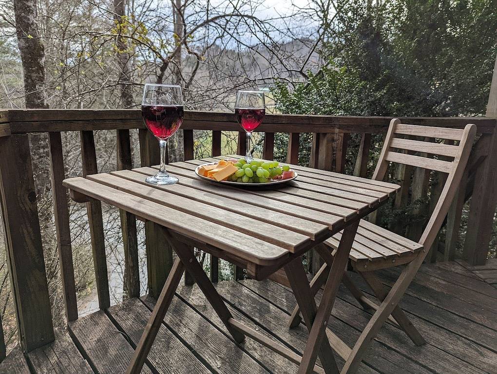 Stay in the Treehouse Lodge! Hot tub, game room, fire place, wrap around porch! in Fontana Lake